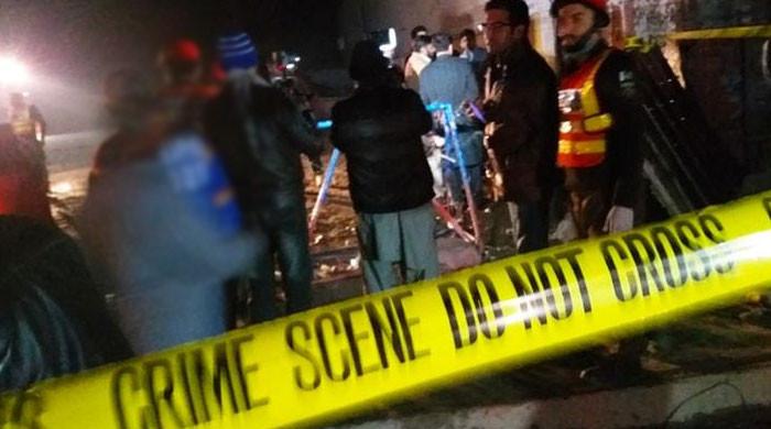 پشاور میں پولیس پر دستی بم کے حملوں میں تین اہلکار  زخمی ہوگئے