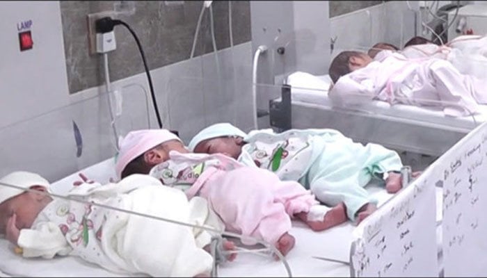 انتقال کرنے والے بچوں میں ایک لڑکا اور تین لڑکیاں شامل ہیں، اسپتال انتظامیہ— فوٹو:فائل