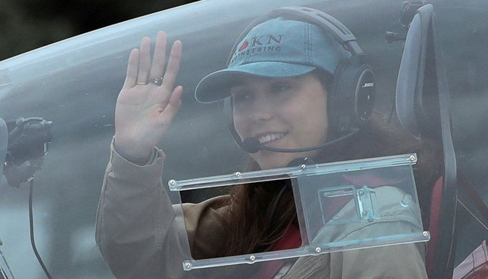 بیلجیئن نژاد برطانوی نوعمر پائلٹ زارا رتھرفورڈ تنہا دنیا کا چکر لگانے والی کم عمر ترین خاتون بن گئیں۔—فوٹو: فائل