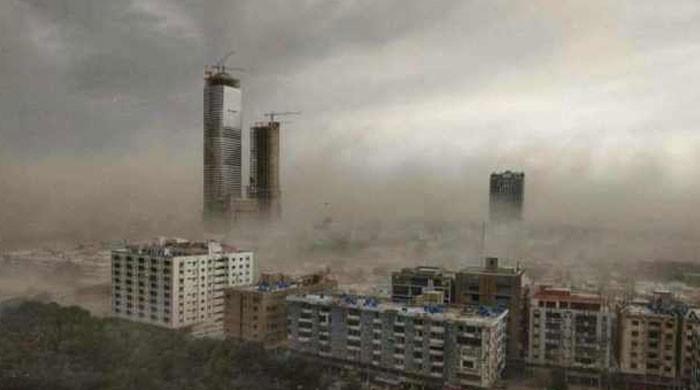 کراچی میں تیز گرد آلود ہوائیں کب تک چلیں گی؟