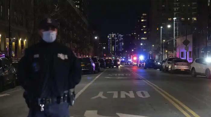 نیویارک: پولیس اہلکاروں پر فائرنگ سے ایک اہلکار ہلاک، 2 زخمی