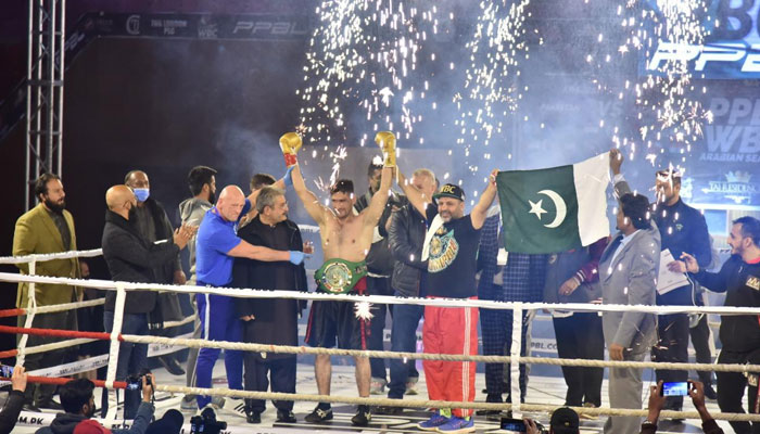 پاکستانی فائٹر کی جیت کے بعد سبز ہلالی پرچم لہرایا جا رہا ہے۔ فوٹو: سوشل میڈیا