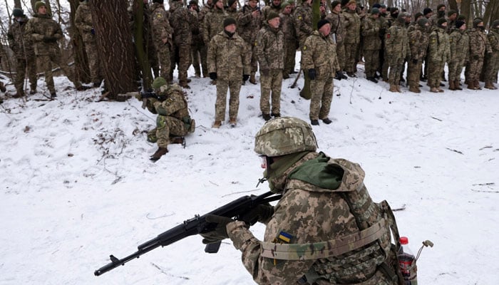22 جنوری کو لی گئی اس تصویر میں یوکرینی شہریوں کو کیف کے علاقے میں فوجی تربیت لیتے ہوئے دیکھا جاسکتا ہے — فوٹو: واشنگٹن پوسٹ
