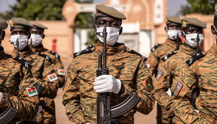 فوج نے صدر روچ کابورے کی حکومت کا تختہ الٹ کر اقتدار پر قبضہ کرنے کے بعد جاری بیان میں کہا کہ برکینا فاسو کی حکومت اور پارلیمنٹ کوتحلیل کردیا گیا ہے— فوٹو: فائل
