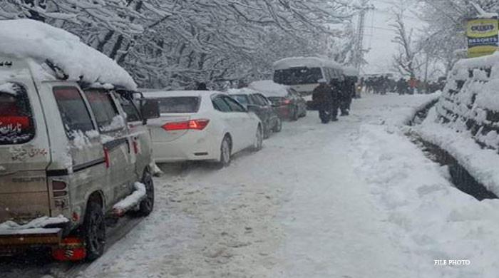 مری میں برفباری، ٹریفک جام کے باعث سیاح پھر پھنس گئے