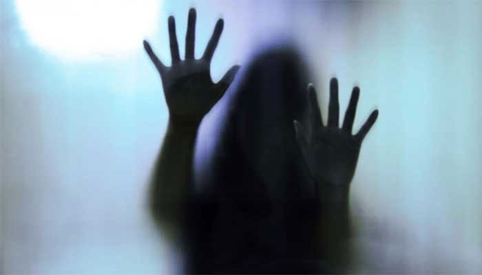 کراچی کے علاقے بزرٹہ لائن میں 18برس کی ذہنی معذور لڑکی سے زیادتی کیس میں پولیس اہلکار کے خلاف مقدمہ درج کرلیا گیا ہے —فوٹو: فائل