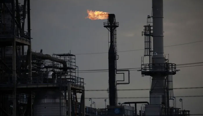 یوکرین اور روس کے درمیان کشیدگی کے باعث عالمی منڈی میں خام تیل کی قیمت 90 ڈالر فی بیرل سے بھی تجاوز کر گئی۔—فوٹو: بلومبرگ