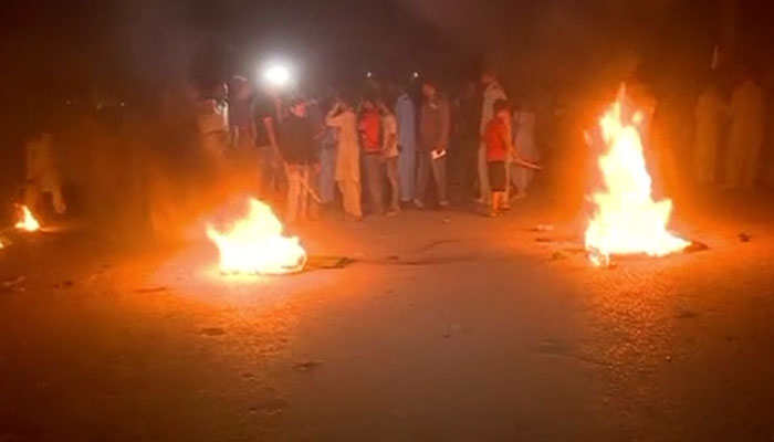 حیدرآباد شہر کے چوراہوں پر احتجاج کیا گیا۔لطیف آباد نمبر 11،12 تلک چاڑی، کوہ نور چوک اور لبرٹی پر ٹائر جلائے گئے۔—فوٹو: فائل