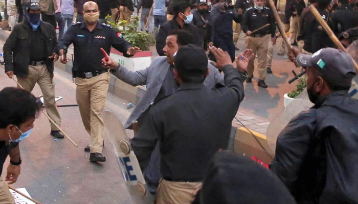 بدھ کے روز کراچی میں متحدہ قومی موومنٹ (ایم کیو ایم) پاکستان کے وزیر اعلیٰ ہاؤس کے باہر دھرنے پر پولیس نے لاٹھی چارج اور شیلنگ کردی — فوٹو: آئی این پی