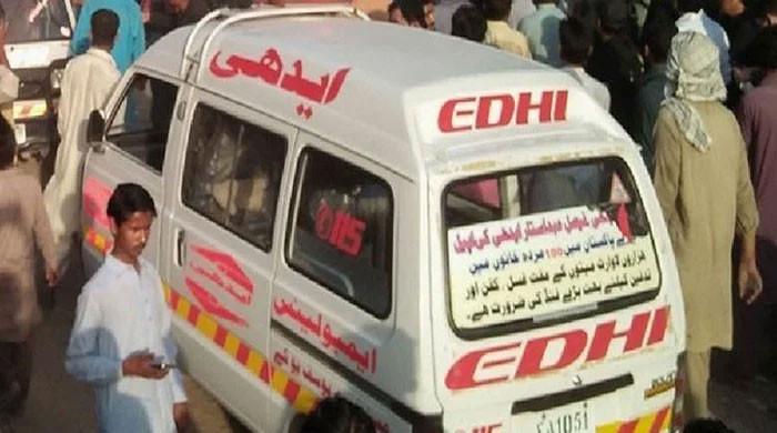 کراچی: ٹریلر کی شادی سے واپس آنے والی وین کو ٹکر، 12 افراد زخمی