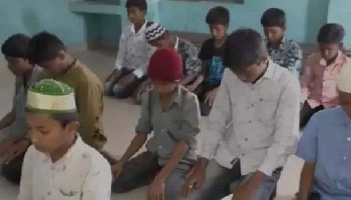 یہ واقعہ جمعہ کے روز پیش آیا جب کرناٹکا کے ایک اسکول میں کچھ لڑکوں کی نماز پڑھنے کی ویڈیو سوشل میڈیا پر وائرل ہوئی__فوٹو فائل