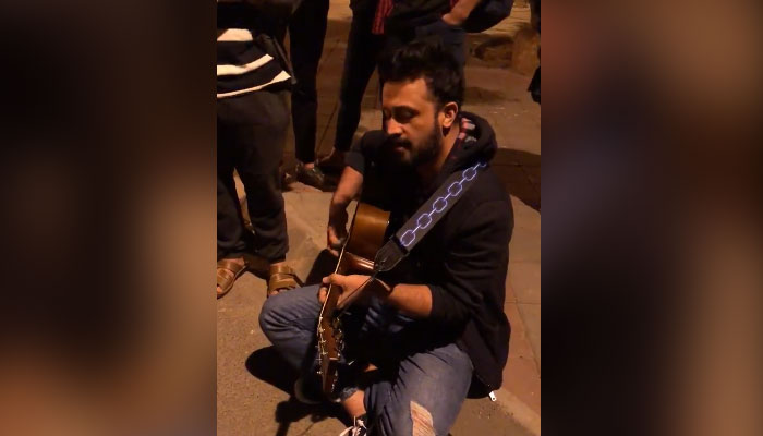 عاطف کی ویڈیو شاہ زیب عباسی نامی صارف کی جانب سے ٹوئٹر پر شیئر کی گئی ہے