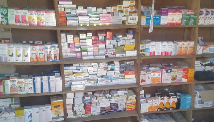 پشاور میں شہریوں کا شکوہ ہے کہ میڈیکل اسٹورز پردوائیں مہنگی مل رہی ہیں__فوٹو فائل
