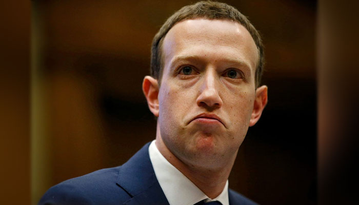 فیس بک اور اس کی مالک کمپنی میٹا کے بانی مارک زکربرگ کی مجموعی دولت میں صرف ایک دن میں 29 ارب ڈالرز کی کمی ہوئی ہے —فوٹو: فائل