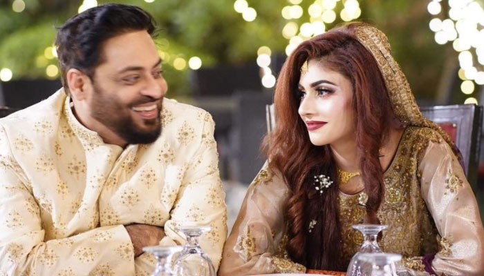 عامر لیاقت کی جانب سے اہلیہ کے ہمراہ شادی کی تصویر شیئر کرتے ہوئے مداحوں کو تیسری شادی کی اطلاع دی گئی/فوٹوبشکریہ انسٹاگرام