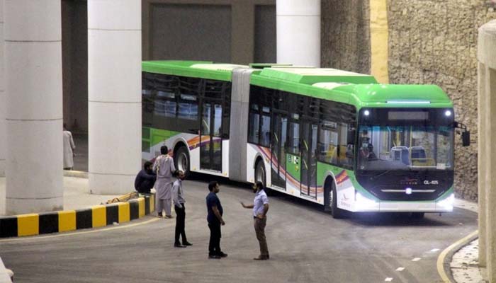 گرین لائن بس سروس کے پاس 80 بسیں ہیں اور گرین لائن میں یومیہ ایک لاکھ 35 ہزار افراد سفر کرسکتے ہیں: حکام/ فائل فوٹو
