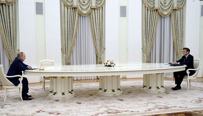 روسی صدارتی محل میں ہونے والی ملاقات میں دونوں صدر 4 میٹر (13 فٹ) لمبی میز کے ایک ایک طرف بیٹھے تھے— فوٹو: رائٹرز/7 فروری