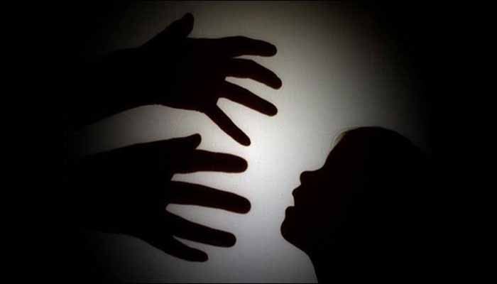 بچی تالاب سے پانی بھرنے گئی تو 3 ملزمان نے اس پر کیا اور اجتماعی زیادتی کا نشانہ بنایا: لواحقین/ فائل فوٹو