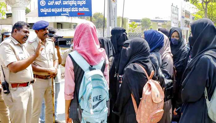 اسکول کے سامنے احتجاج کرنے والی 58 طالبات کا مطالبہ تھا کہ انہیں کلاس رومز میں باحجاب بیٹھنے کی اجازت دی جائے/ فوٹو بشکریہ بھارتی میڈیا