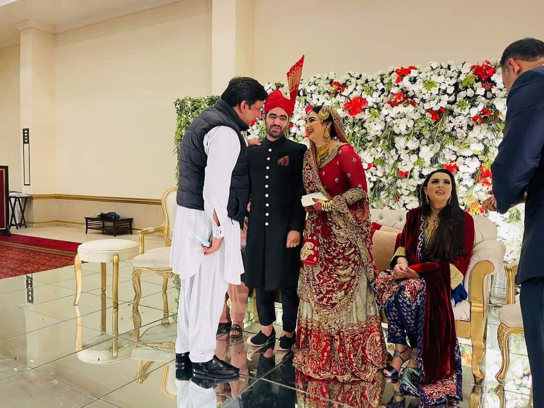 مریم نواز نے ثانیہ کی شادی میں سرخ رنگ کا جوڑا زیب تن کیا — فوٹو: سوشل میڈیا