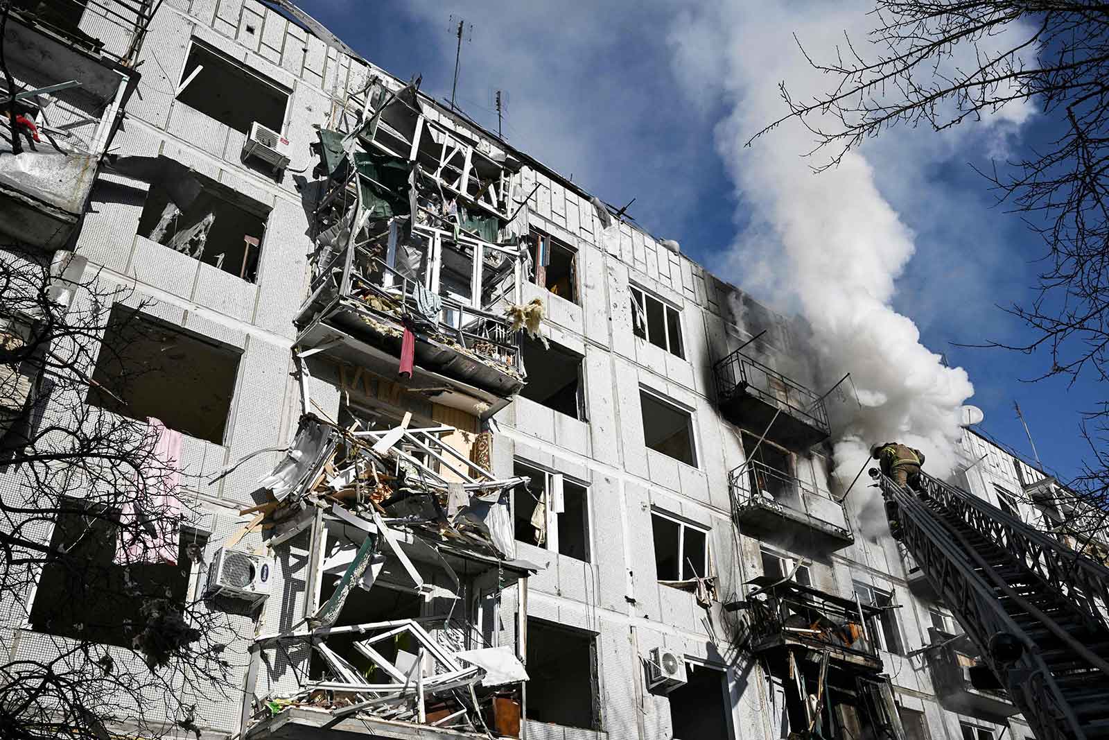 روسی حملے کے بعد ایک عمارت سے دھواں اٹھ رہا ہے۔ فوٹو: اے ایف پی