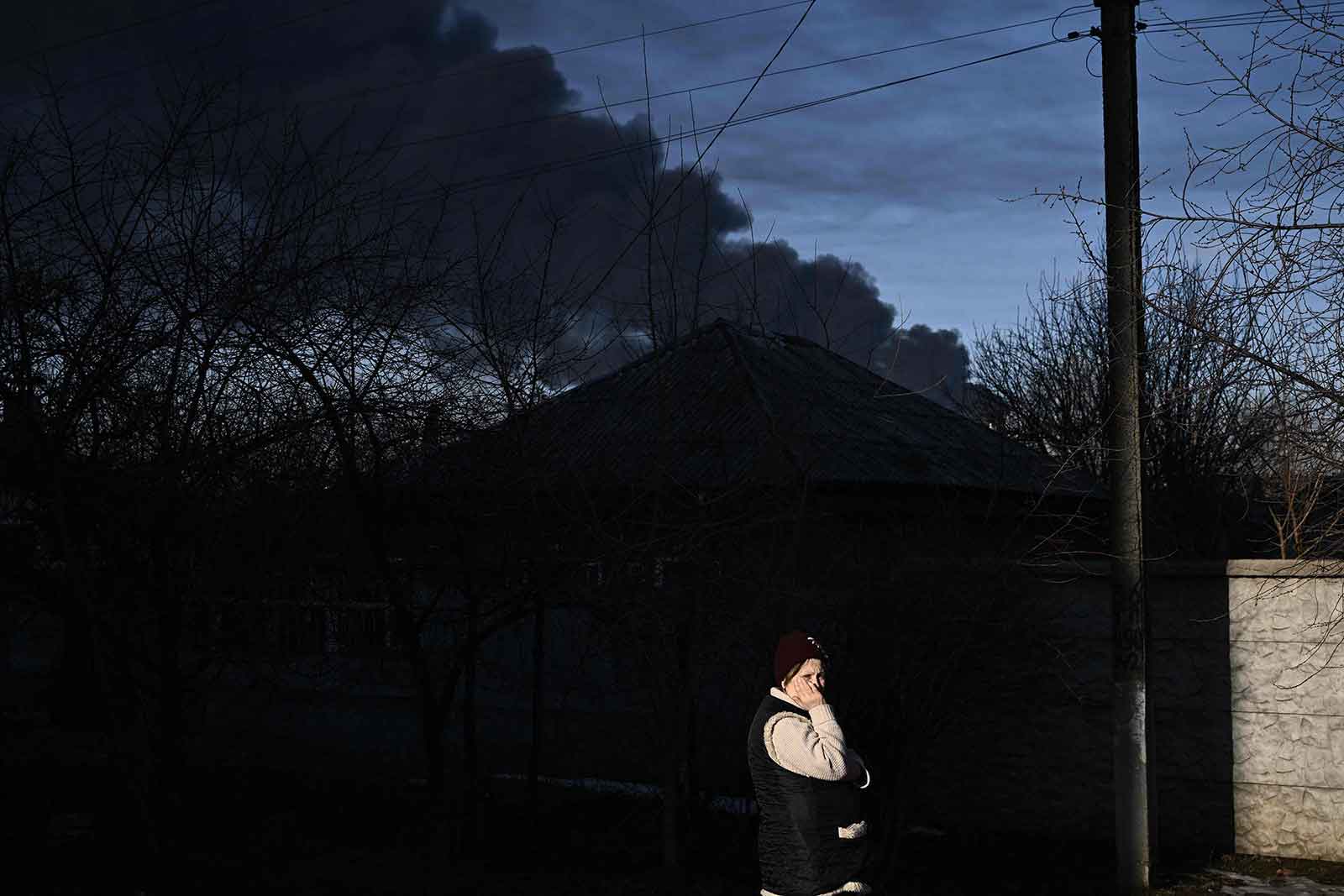 ایک مکان کے عقب سے دھویں کے بادل اٹھتے نظر آ رہے ہیں۔ فوٹو: اے ایف پی