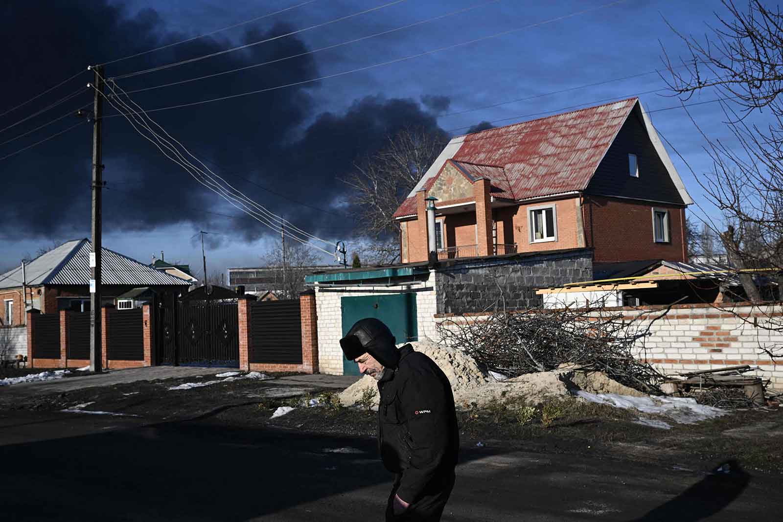 روسی بمباری کے بعد دھویں کے کالے بادل نظر آ رہے ہیں۔ فوٹو: اے ایف پی