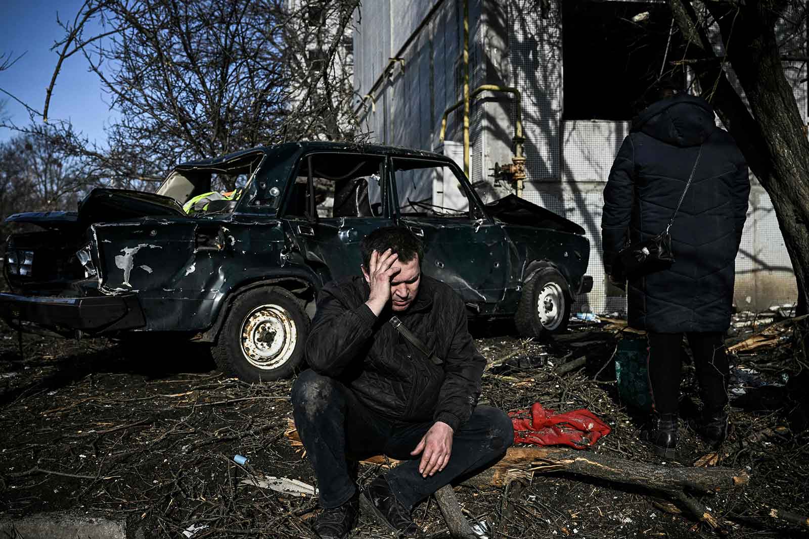 روسی حملے کے بعد ایک شخص پریشانی کے عالم میں بیٹھا ہے۔ فوٹو: اے ایف پی