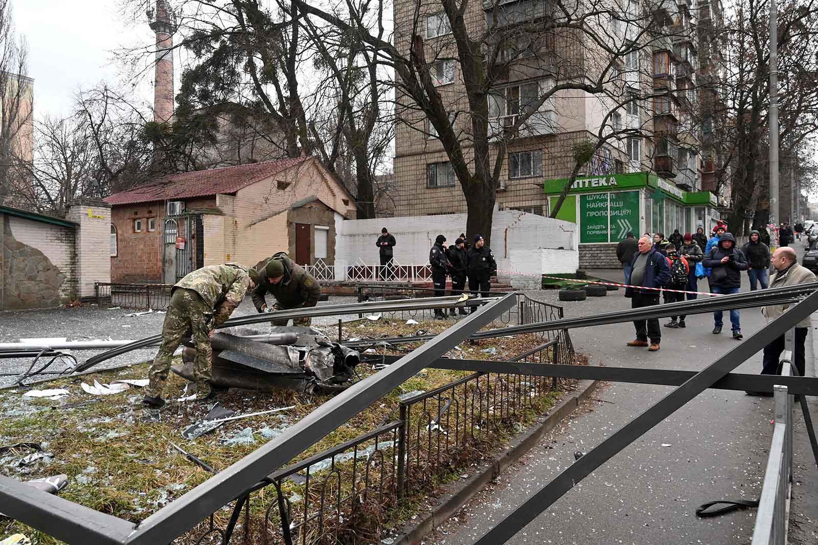 یوکرینی فوجیوں نے روس کے گرنے والے شیل کی جگہ کو سیل کر رکھا ہے۔ فوٹو: اے ایف پی