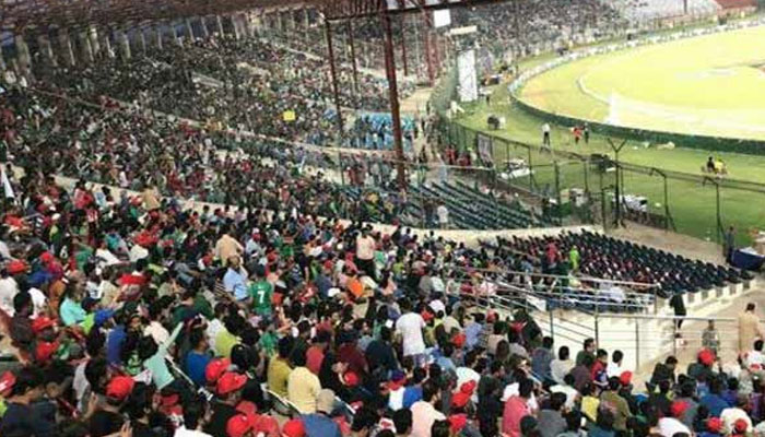 لاہور کے قذافی اسٹیڈیم میں کھیلے جارہے پاکستان سپر لیگ( پی ایس ایل) کے فائنل میں تماشائیوں کا رش اور دھکم پیل کےدوران 4 واک تھرو گیٹ ٹوٹ گئے۔ —فوٹو: فائل