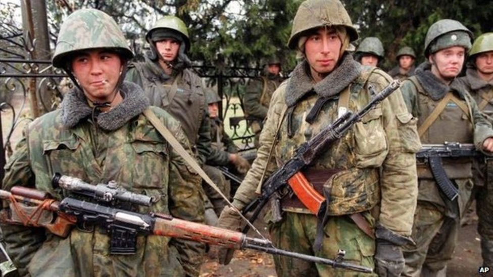 1999 میں چیچن دارالحکومت گروزنی میں روسی فوجی کھڑے ہیں — فوٹو: فائل