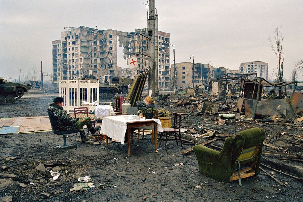 چیچن دارالحکومت گروزنی کی تباہ حالی — فوٹو: فائل