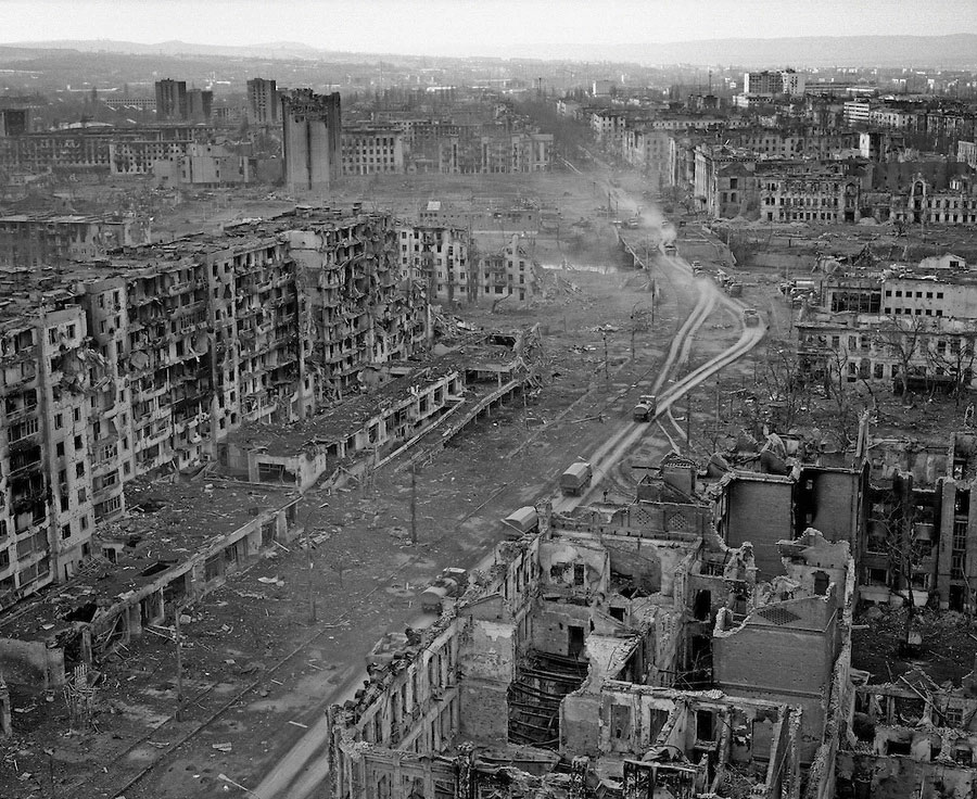 1995 میں چیچن دارالحکومت گروزنی کی تباہ حالی — فوٹو: فائل