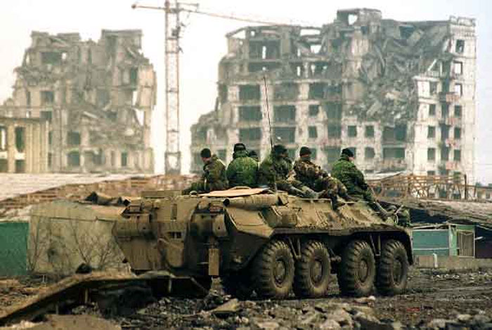 1999 میں شمالی قفقاز کا خطہ ایک بار پھر جنگ کی لپیٹ میں آگیا— فوٹو: فائل