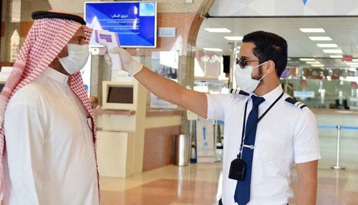 سعودی عرب نے کورونا کیسز میں کمی آنے کے بعد مملکت میں عائد متعدد پابندیاں ختم کرنے کا اعلان کیا— فوٹو: فائل