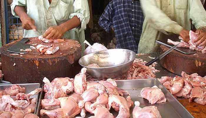 لاہور میں مرغی کا گوشت 410 روپے فی کلو میں فروخت ہو رہا ہے۔ فوٹو: فائل