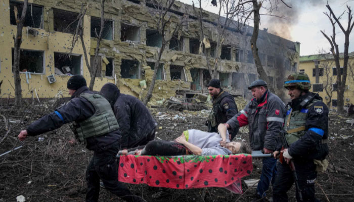 روسی حملے کی وجہ سے حٓاملہ خاتون بھی زخمی ہوئی —فوٹو: اے پی