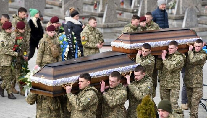 یوکرینی صدر نے روس کیخلاف جنگ میں بھاری جانی نقصان کا پہلی بار اعتراف کیا— فوٹو: فائل