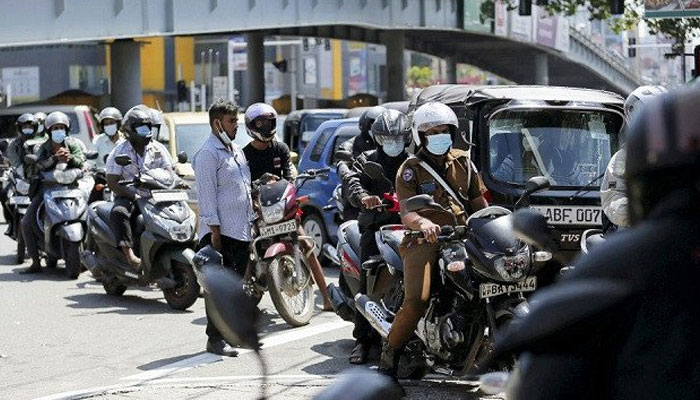 سری لنکا میں معاشی بحران شدت اختیار کر گیا ہے جس کے باعث شہری پیٹرول اور ایندھن کے لیے گھنٹوں قطار میں لگنے پر مجبور ہوگئے ہیں —فوٹو: رائٹرز