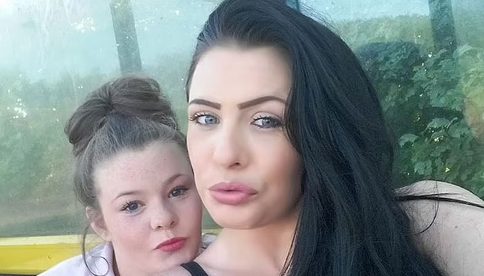 دائیں جانب ہیلی اپنی 17 سالہ بیٹی اسکائی کے ہمراہ— فوٹو: ڈیلی میل