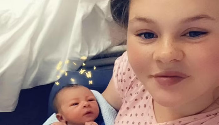 2018 میں ہیلی کی بیٹی اسکائی سالٹر نے 14 سال کی عمر میں بیٹے کو جنم دیا —فوٹو: ڈیلی میل