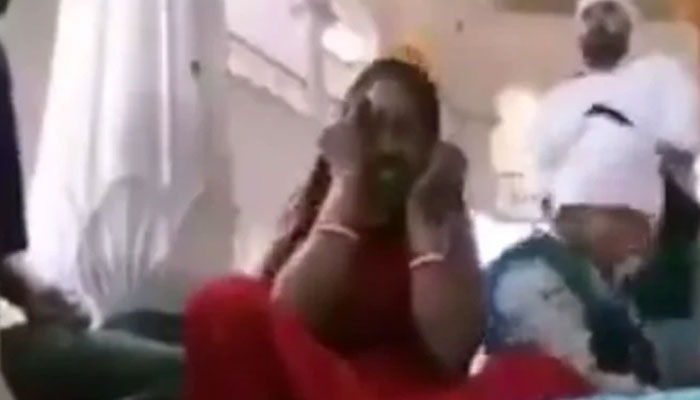 ویڈیو سوشل میڈیا پر بھی وائرل ہوئی جس میں لال ساڑھی میں ملبوث ایک خاتون کے گرد کئی افراد کو بیٹھے ہوئے دیکھا گیا۔ —فوٹو: ٹوئٹر
