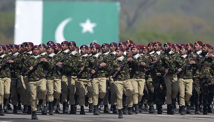 یوم پاکستان پر مسلح افواج کی پریڈ آج اسلام آباد میں ہوگی جس میں تینوں مسلح افواج اور قانون نافذ کرنے والے اداروں کے دستے حصہ لیں گے  —فوٹو: فائل