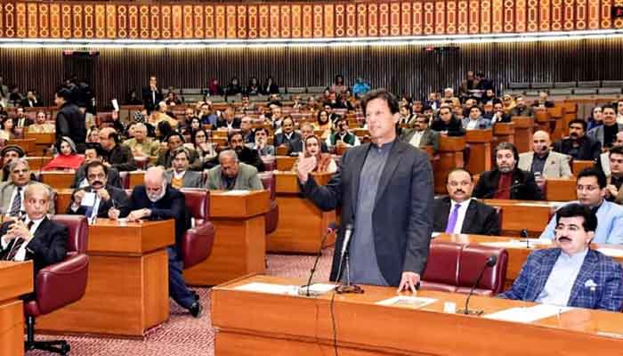 اسٹیبلشمنٹ کسی فریق کی حمایت نہیں کرے گی، نیوٹرل رہے گی لیکن وزیراعظم عمران خان اور اپوزیشن رہنماؤں کی حوصلہ افزائی کرے گی: ذرائع. فوٹو: فائل