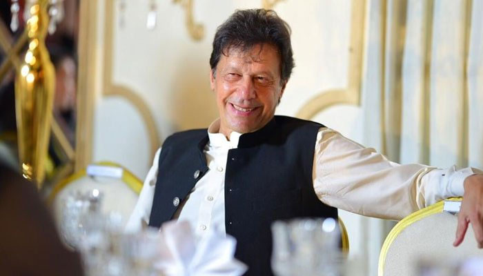 کامران خان کو کون بتاتاہے حکومت کو کیا کرنا ہے؟، وزیراعظم کا مسکراتے ہوئے صحافیوں سے مکالمہ— فوٹو:فائل