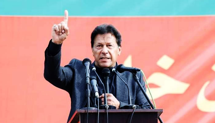 وزیراعظم عمران خان اور ان کے قریبی وزراء بار ہا یہ کہہ چکے ہیں کہ عمران خان آخری گیند تک مقابلہ کریں گے— فوٹو: فائل