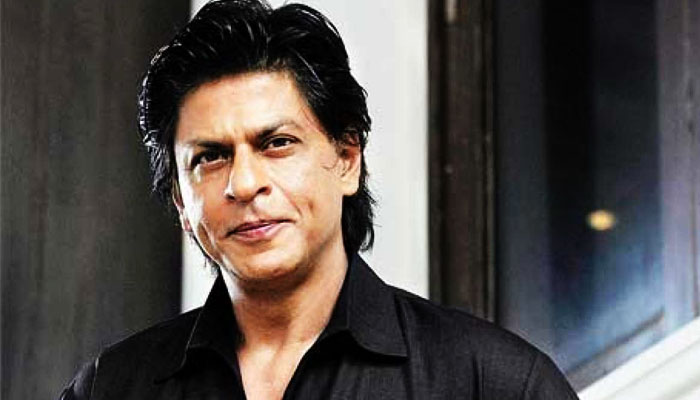 بالی وڈ کے سپر اسٹار شاہ رخ خان کا شمار ان فنکاروں میں ہوتا ہے جنہیں دنیا بھر میں کروڑوں خواتین مداح پسند کرتی ہیں— فوٹو: فائل