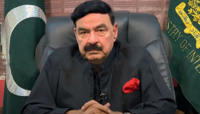 وفاقی وزیرداخلہ شیخ رشید احمد نے حج اور بجٹ کے بعد ملک میں نئے انتخابات کا مطالبہ کر دیا۔—فوٹو: فائل