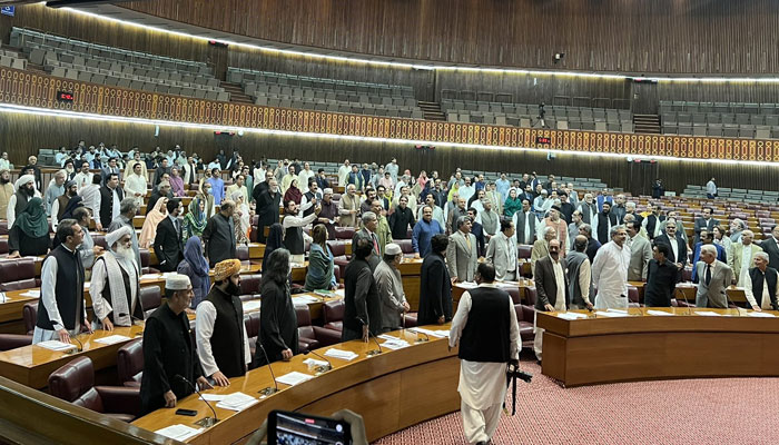 شہبازشریف، آصف زرداری اور بلاول سمیت 150کےقریب ارکان نشستوں پرموجود ہیں— فوٹو: سوشل میڈیا