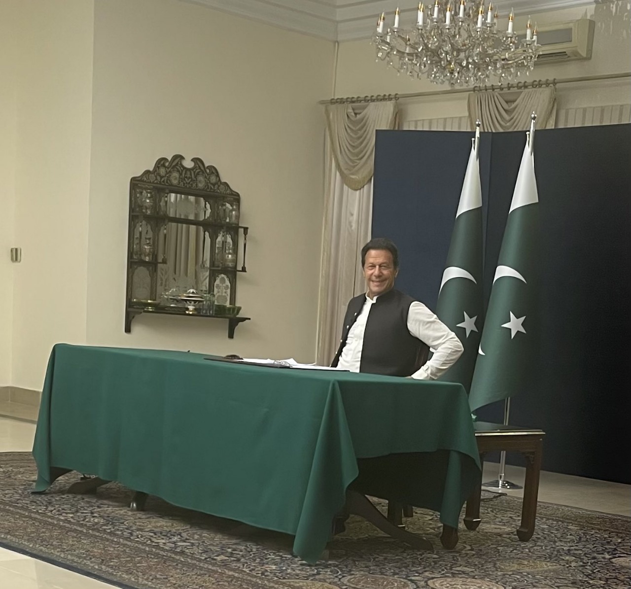 پاکستان میں سیاسی محاذ آرائی نُقطہ عروج پر پہنچ چکی ہے، عمران خان وزیراعظم کی کرسی پر مزید براجمان رہیں گے یا نہیں اس بات کا فیصلہ اتوار 3 اپریل کو ہوجائے گا— فوٹو: فرخ حبیب ٹوئٹر